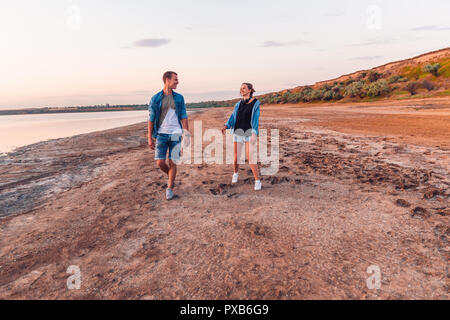 Oung giovane sulla spiaggia camminando insieme Foto Stock