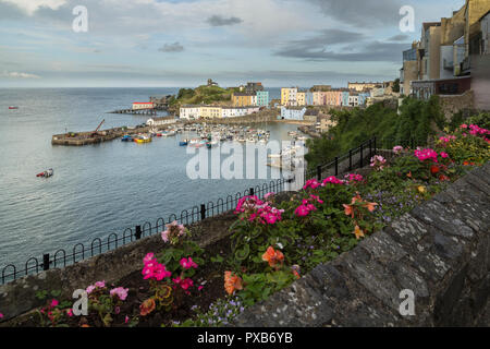 Una immagine di Tenby harbour ripresa dall'alto su una bellissima serata d'estate. Tenby è una cinta muraria cittadina balneare in Pembrokeshire, southwest Wales, Regno Unito Foto Stock