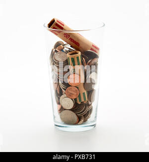 Il vasetto di vetro di monete in tazza sulla scrivania il risparmio di denaro debito ricca banca poveri dollar finanziare la ricchezza cambia mercato cash Foto Stock