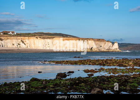 Bassa marea a Baia di acqua dolce, Isola di Wight in Inghilterra Foto Stock