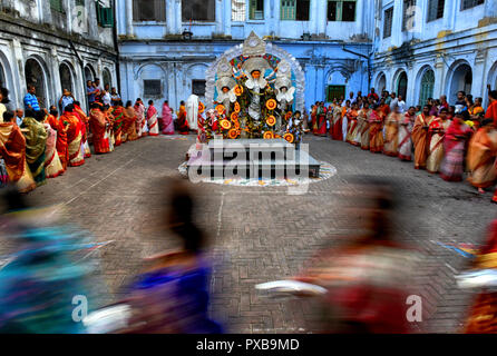 Hooghly, India. Xix oct, 2018. La civiltà indù stanno celebrando l'immersione di Devi durga chiamato come Vijaya Dashami noto anche come Dasahara, Dasara Dussehra, il decimo giorno del Festival Navatri . Le donne sono la riproduzione di polvere rossa chiamato come Sindur come da tradizione rituale . Credito: Avishek Das/Pacific Press/Alamy Live News Foto Stock