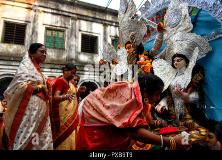 Hooghly, India. Xix oct, 2018. La civiltà indù stanno celebrando l'immersione di Devi durga chiamato come Vijaya Dashami noto anche come Dasahara, Dasara Dussehra, il decimo giorno del Festival Navatri . Le donne sono la riproduzione di polvere rossa chiamato come Sindur come da tradizione rituale . Credito: Avishek Das/Pacific Press/Alamy Live News Foto Stock