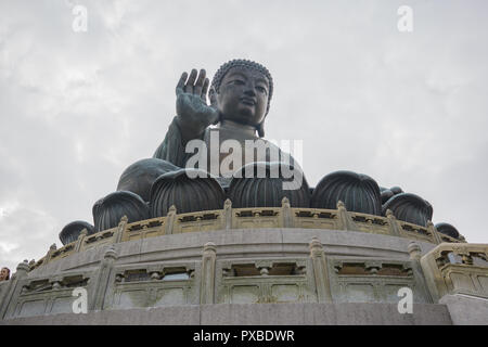 Tian Tan Buddha è una grande statua in bronzo del Buddha Shakyamuni, costruire nel 1990 e completato nel 1993. La statua è di 34 metri e pesa oltre 250 misure metriche Foto Stock