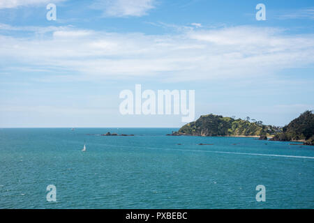 Bay of Islands, North Island, New Zealand-December 18,2016: vela lungo la costa del turchese Mare di Tasman nella baia delle isole, Nuova Zelanda Foto Stock