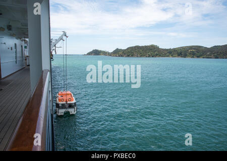 Bay of Islands, North Island, New Zealand-December 18,2016:nave da crociera in barca di gara essendo calata in Mare di Tasman nella Baia delle Isole,Nuova Zelanda Foto Stock