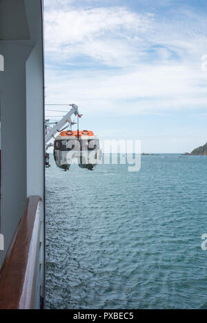 Bay of Islands, North Island, New Zealand-December 18,2016:nave da crociera in barca di gara essendo calata in Mare di Tasman nella Baia delle Isole,Nuova Zelanda Foto Stock