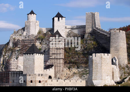 I muri in pietra e le torri fortezza di Golubac Serbia Foto Stock