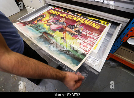 È sotto embargo per 0001 Lunedì 22 Ottobre un poster per il film 1966 portano su urlando durante una anteprima della prossima poster cinema asta al Prop Store sede vicino a Rickmansworth. Foto Stock