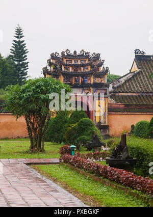 La porta vecchia alla Cittadella della città imperiale di Hue, Vietnam Foto Stock