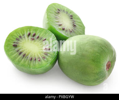 Actinidia arguta noto come kiwi berry su sfondo bianco Foto Stock