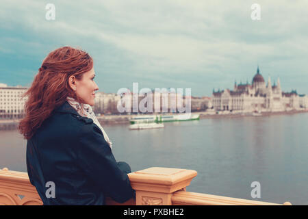 Redhead tourist donna godendosi il panorama di Budapest in tempo freddo, Ungheria, Europa Foto Stock