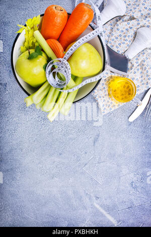 Ingredienti per insalata di dieta, le mele e il sedano e le carote fresche Foto Stock