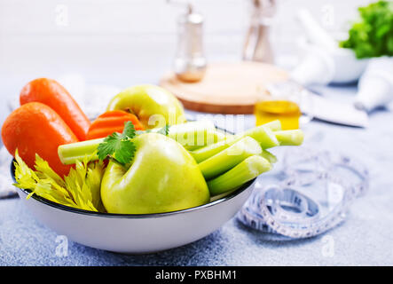 Ingredienti per insalata di dieta, le mele e il sedano e le carote fresche Foto Stock