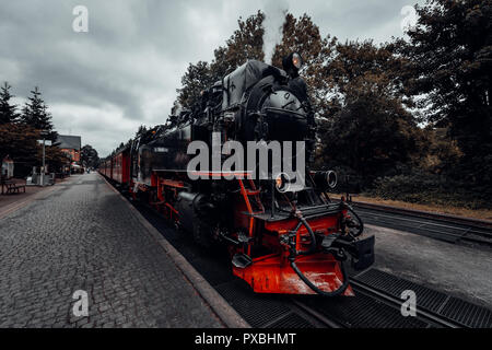 Locomotiva a vapore di Harz linea a scartamento ridotto sorge nella stazione di attesa per la partenza Foto Stock