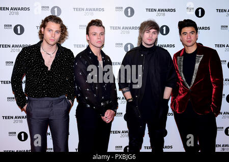 5 secondi di estate (da sinistra a destra) Luca Hemmings, Ashton Irwin, Michael Clifford e cappa di Calum frequentando la BBC Radio 1's Teen Awards tenutosi presso la SSE Arena, Wembley, Londra. Foto Stock