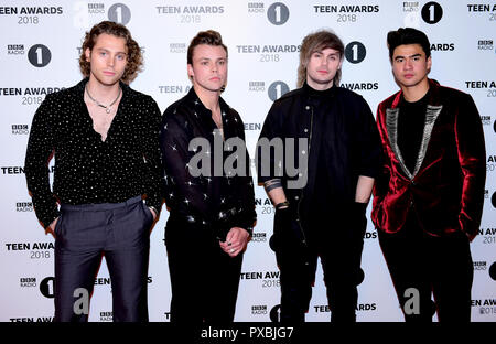 5 secondi di estate (da sinistra a destra) Luca Hemmings, Ashton Irwin, Michael Clifford e cappa di Calum frequentando la BBC Radio 1's Teen Awards tenutosi presso la SSE Arena, Wembley, Londra. Foto Stock