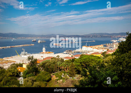 La città e il porto di Gibilterra visto dalla roccia. Gibilterra è un British Overseas territorio situato sulla punta meridionale della Spagna. Foto Stock