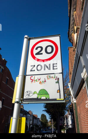 Lento e costante 20mph segnale di limite di velocità a Richmond upon Thames, SW London, Regno Unito Foto Stock