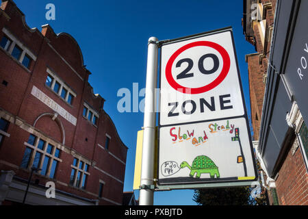 Lento e costante 20mph segnale di limite di velocità a Richmond upon Thames, SW London, Regno Unito Foto Stock