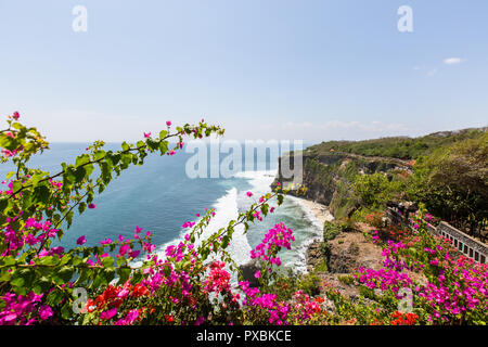 Il Tempio di Uluwatu offre una delle piu' panoramiche vedute panoramiche del paesaggio collinare di Bali, Indonesia Foto Stock