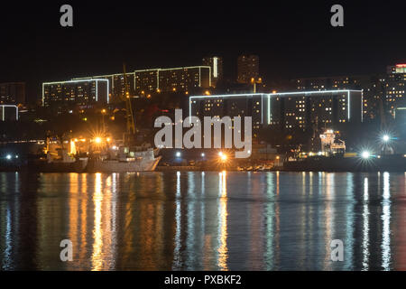 Vladivostok, Russia-October 20, 2018: paesaggio urbano con sagome di case e la luce da lanterne. Foto Stock