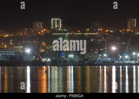 Vladivostok, Russia-October 20, 2018: paesaggio urbano con sagome di case e la luce da lanterne. Foto Stock