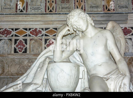 Gli interni della cattedrale di Santa Maria di Cagliari. Il Santuario dei Martiri: Statua di un angelo nella cripta Foto Stock