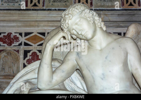 Gli interni della cattedrale di Santa Maria di Cagliari. Il Santuario dei Martiri: Statua di un angelo nella cripta Foto Stock