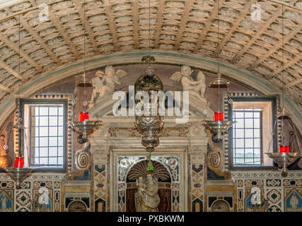 Gli interni della cattedrale di Santa Maria di Cagliari. Il Santuario dei Martiri: la cappella centrale o quella della Madonna dei Martiri Foto Stock