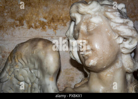 Interno del Duomo di Santa Maria di Cagliari. Il Santuario dei Martiri: Statua dell'angelo nella cripta. Cagliari - Italia - Europa Foto Stock