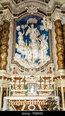 Gli interni della cattedrale di Santa Maria di Cagliari: la cappella di San Michele Foto Stock