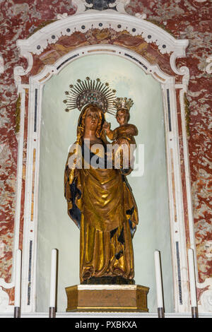 Interno del Duomo di Santa Maria di Cagliari. Statua della Madonna Nera con i bambini - Cagliari, Sardegna - Italia Foto Stock