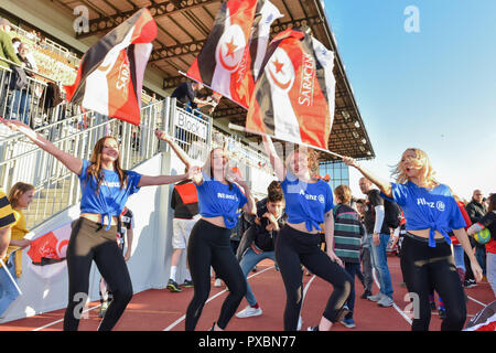 Londra, Regno Unito. Xx oct, 2018. I Saraceni sostenitori ballare durante il rugby europeo Champions Cup, Round 2, piscina 3 corrispondenza tra i saraceni e Lione a Allianz Park sabato, 20 ottobre 2018. Londra Inghilterra. (Solo uso editoriale, è richiesta una licenza per uso commerciale. Nessun uso in scommesse, giochi o un singolo giocatore/club/league pubblicazioni.) Credito: Taka Wu/Alamy Live News Foto Stock