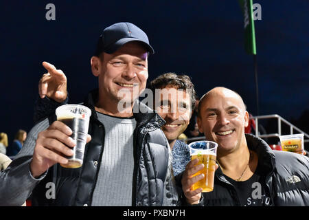 Londra, Regno Unito. Xx oct, 2018. Saraceni ventilatori e sostenitori durante il rugby europeo Champions Cup, Round 2, piscina 3 corrispondenza tra i saraceni e Lione a Allianz Park sabato, 20 ottobre 2018. Londra Inghilterra. (Solo uso editoriale, è richiesta una licenza per uso commerciale. Nessun uso in scommesse, giochi o un singolo giocatore/club/league pubblicazioni.) Credito: Taka Wu/Alamy Live News Foto Stock