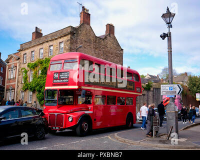 Wirksworth, UK. Xx oct, 2018. London bus cavaliere Wirksworth diventa Hogsmeade per il giorno di questa città nel distretto di picco la gemma nascosta celebra tutte le cose Harry Potter su 20 Ottobre 2018 Credit: Doug Blane/Alamy Live News Foto Stock