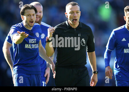 Cardiff, Regno Unito. Xx oct, 2018. Harry Arter di Cardiff City lamenta di arbitro Kevin amico. Premier League, Cardiff City v Fulham al Cardiff City Stadium sabato 20 ottobre 2018. Questa immagine può essere utilizzata solo per scopi editoriali. Solo uso editoriale, è richiesta una licenza per uso commerciale. Nessun uso in scommesse, giochi o un singolo giocatore/club/league pubblicazioni. pic da Andrew Orchard/Andrew Orchard fotografia sportiva/Alamy Live news Credito: Andrew Orchard fotografia sportiva/Alamy Live News Foto Stock