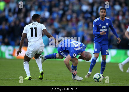 Cardiff, Regno Unito. Xx oct, 2018. Aron Gunnarsson di Cardiff City è affrontato da Floyd Ayite di Fulham. Premier League, Cardiff City v Fulham al Cardiff City Stadium sabato 20 ottobre 2018. Questa immagine può essere utilizzata solo per scopi editoriali. Solo uso editoriale, è richiesta una licenza per uso commerciale. Nessun uso in scommesse, giochi o un singolo giocatore/club/league pubblicazioni. pic da Andrew Orchard/Andrew Orchard fotografia sportiva/Alamy Live news Credito: Andrew Orchard fotografia sportiva/Alamy Live News Foto Stock