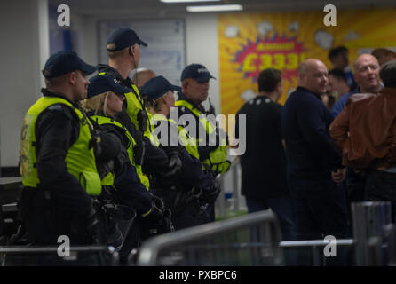 Brentwood Essex, xx ottobre 2018 grandi disordini scoppiati a un professionista incontro di pugilato presso il centro di Brentwood, Essex. Grandi numeri di Essex police in riot gear sono stati implementati entrambi all'interno e al di fuori dell'evento. Credit Ian Davidson/Alamy Live News Foto Stock