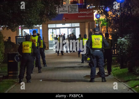 Brentwood Essex, xx ottobre 2018 grandi disordini scoppiati a un professionista incontro di pugilato presso il centro di Brentwood, Essex. Grandi numeri di Essex police in riot gear sono stati implementati entrambi all'interno e al di fuori dell'evento. Credit Ian Davidson/Alamy Live News Foto Stock