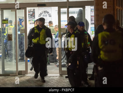 Brentwood Essex, xx ottobre 2018 grandi disordini scoppiati a un professionista incontro di pugilato presso il centro di Brentwood, Essex. Grandi numeri di Essex police in riot gear sono stati implementati entrambi all'interno e al di fuori dell'evento. Credit Ian Davidson/Alamy Live News Foto Stock