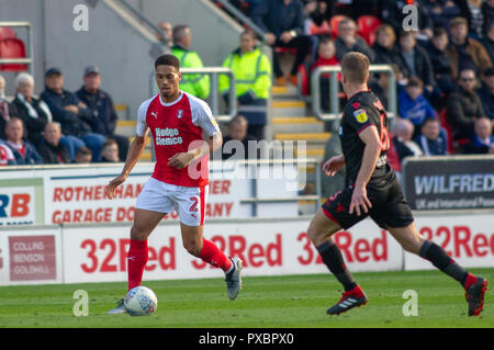 Xx Ottobre 2018, New York Stadium, Rotherham, Inghilterra; Sky Campionato Bet Rotherham Utd V Bolton ; Zak Vyner (02) di Rotherham regno con la sfera Credito: Craig Milner/News immagini English Football League immagini sono soggette a licenza DataCo Foto Stock