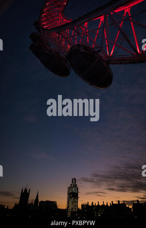 Southbank, Londra UK. Xx Ottobre 2018. Regno Unito Meteo, bellissimi cieli di Londra durante il tramonto. Il London Eye e il Big Ben. Credito: carol moiré/Alamy Live News Foto Stock