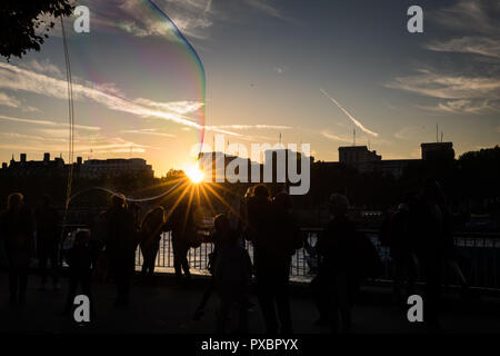 Southbank, Londra UK. Xx Ottobre 2018. Regno Unito Meteo, bellissimi cieli di Londra durante il tramonto. Sunburst e gigantesche bolle sulla southbank. Credito: carol moiré/Alamy Live News Foto Stock