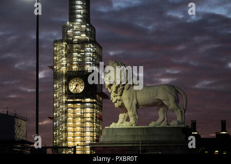 Southbank, Londra UK. Xx Ottobre 2018. Regno Unito Meteo, bellissimi cieli di Londra durante il tramonto. Il Big Ben. Credito: carol moiré/Alamy Live News Foto Stock