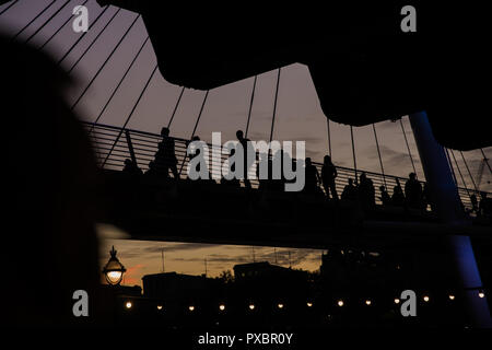 Southbank, Londra UK. Xx Ottobre 2018. Regno Unito Meteo, bellissimi cieli di Londra durante il tramonto. Sagome su passerella. Credito: carol moiré/Alamy Live News Foto Stock