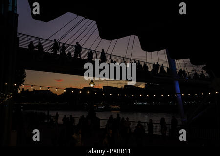 Southbank, Londra UK. Xx Ottobre 2018. Regno Unito Meteo, bellissimi cieli di Londra durante il tramonto. Sagome su passerella. Credito: carol moiré/Alamy Live News Foto Stock