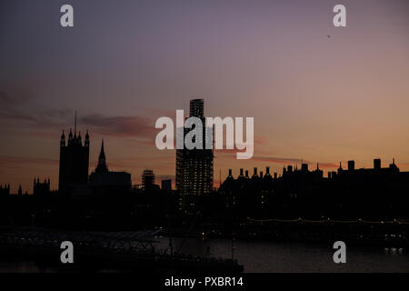 Southbank, Londra UK. Xx Ottobre 2018. Regno Unito Meteo, bellissimi cieli di Londra durante il tramonto. Silhouette Big Ben e Westminster. Credito: carol moiré/Alamy Live News Foto Stock