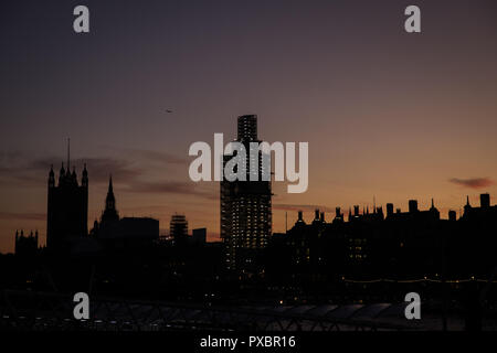 Southbank, Londra UK. Xx Ottobre 2018. Regno Unito Meteo, bellissimi cieli di Londra durante il tramonto. Silhouette Big Ben e Westminster. Credito: carol moiré/Alamy Live News Foto Stock