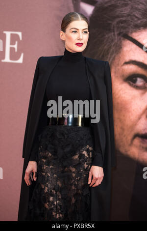 Londra, Regno Unito. Xx oct, 2018. Rosamund Pike ad una guerra privata Premiere al BFI London Film Festival - il sindaco di Londra di Gala del xx ottobre 2018 a Cineworld Leicester Square - Londra Credito: Tom Rose/Alamy Live News Foto Stock