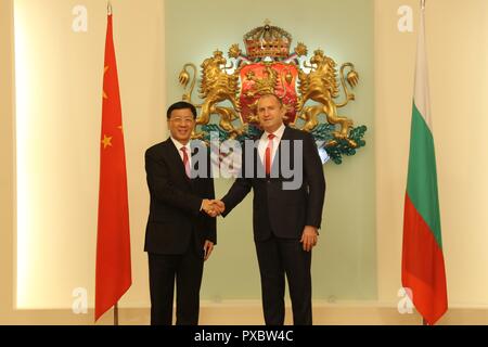 Sofia, Bulgaria. Xx oct, 2018. Il Presidente bulgaro rumine Radev (R) soddisfa con Cao Jianming, vice presidente del comitato permanente per la Cina del congresso nazionale del popolo, a Sofia, capitale della Bulgaria, 20 ott. 2018. Al quarto locale di incontro dei leader di Cina e paesi dell' Europa Centrale e Orientale, Cao Jianming ha detto che negli ultimi anni il 16 1 cooperazione ha ottenuto ottimi risultati a livello locale. Credito: Wang Xinran/Xinhua/Alamy Live News Foto Stock